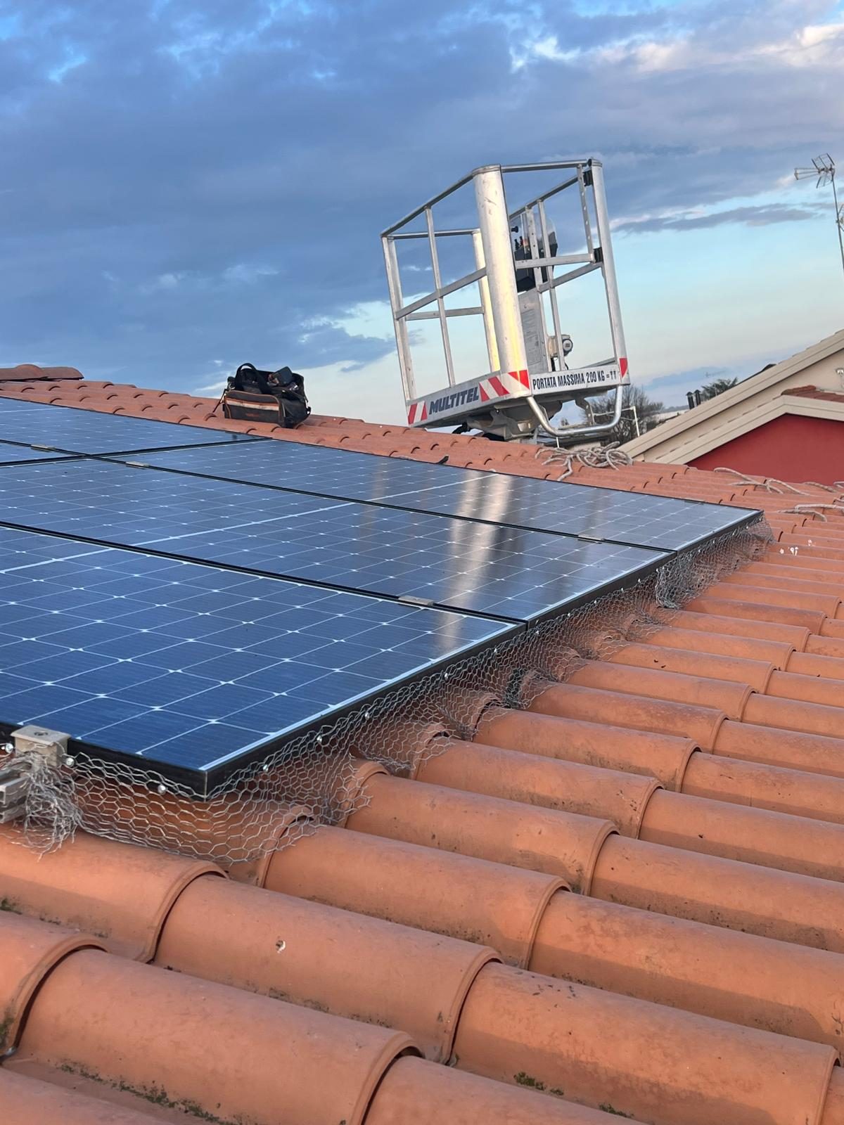 Rischio elettrico nella pulizia del fotovoltaico: cosa sapere