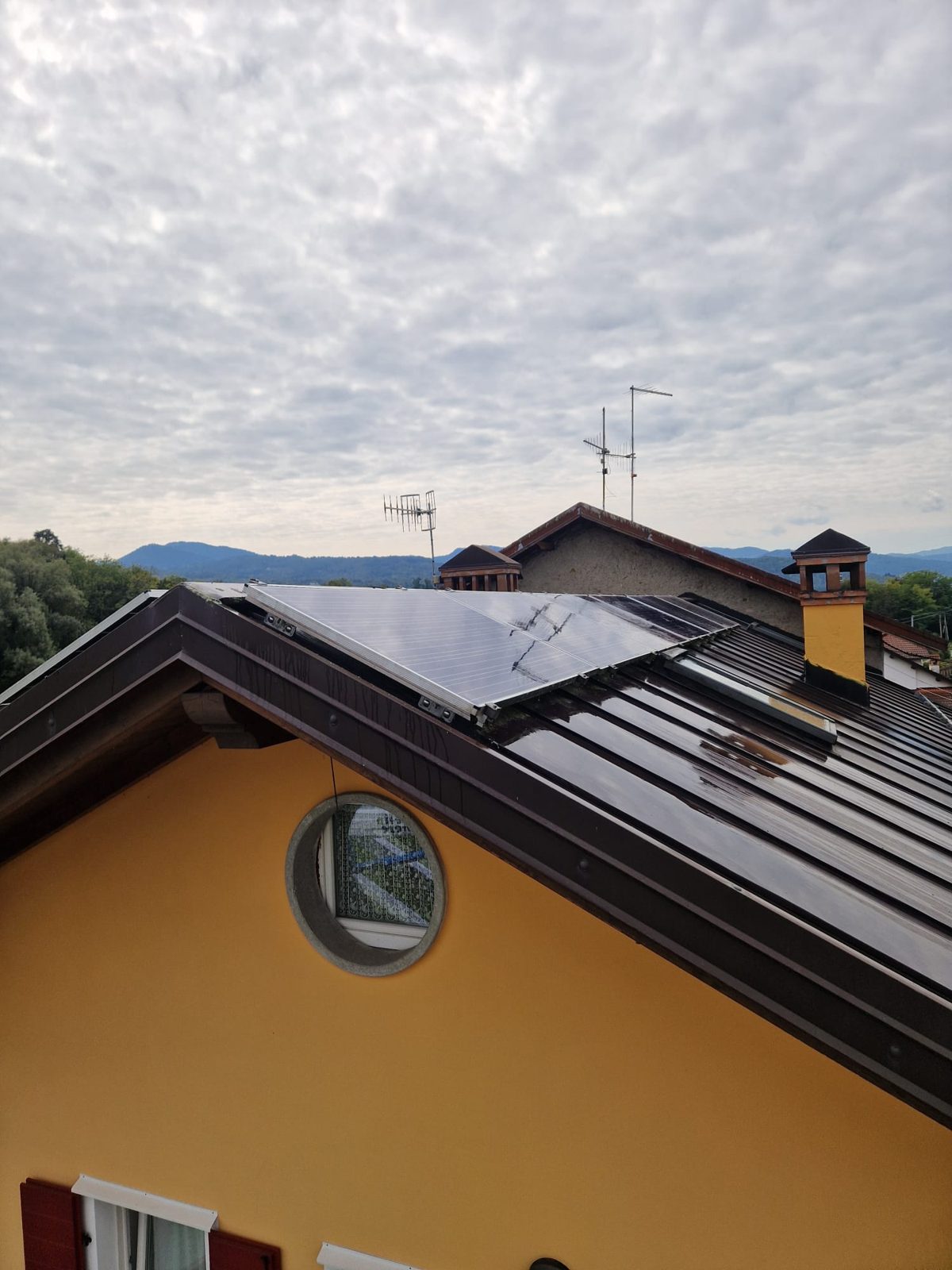 Impianto fotovoltaico su tetto in lamiera
