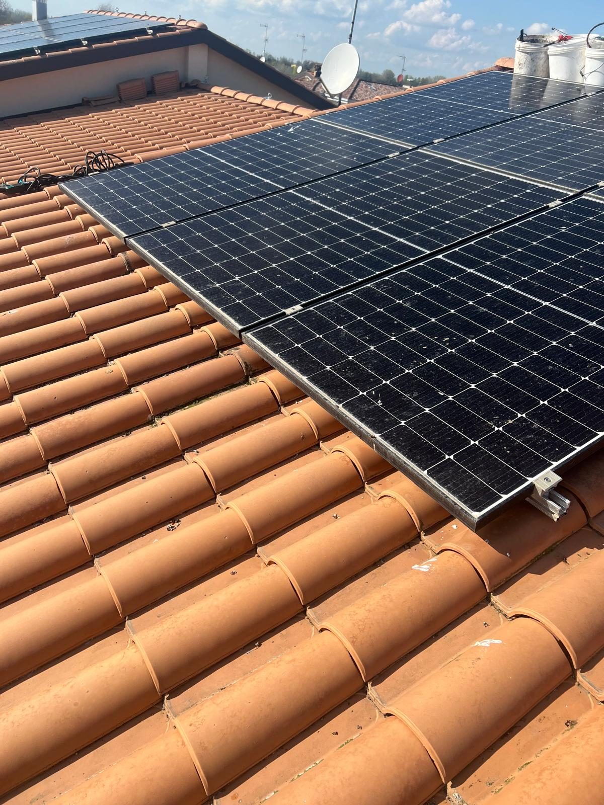 Pannelli fotovoltaici sporchi su tetto in coppi